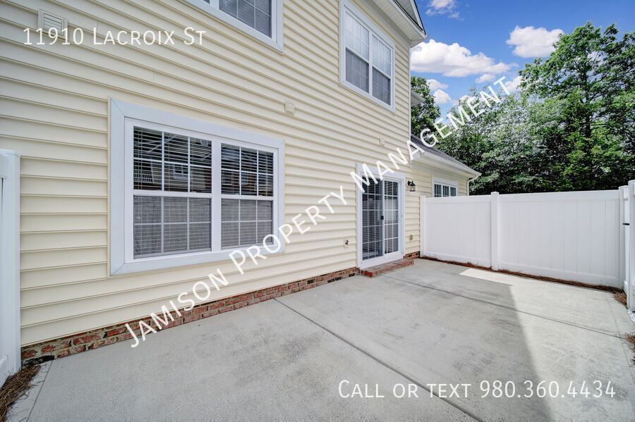 Lovely 3 bed 2.5 bath with loft Condo in Ballantyne area! property image