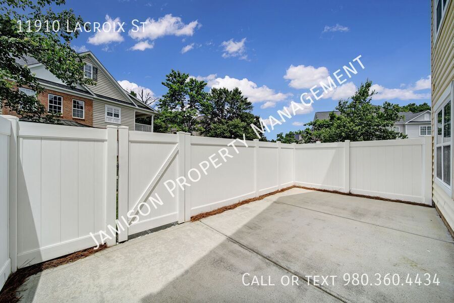 Lovely 3 bed 2.5 bath with loft Condo in Ballantyne area! property image