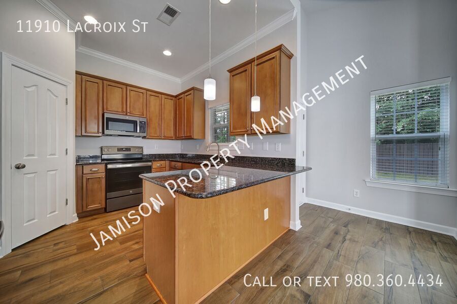 Lovely 3 bed 2.5 bath with loft Condo in Ballantyne area! property image