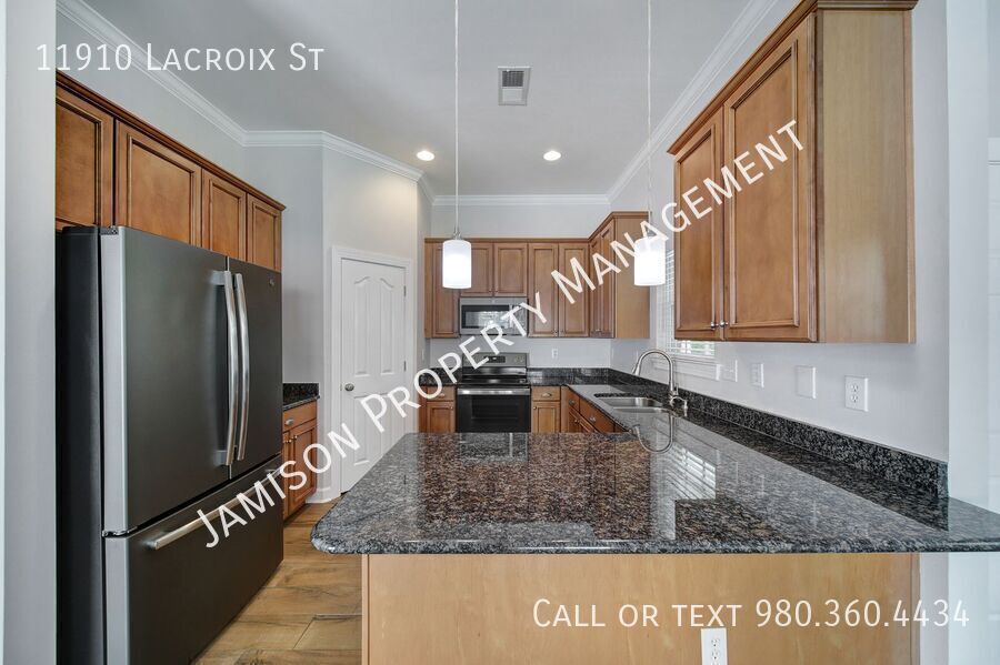 Lovely 3 bed 2.5 bath with loft Condo in Ballantyne area! property image