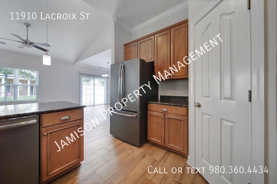 Lovely 3 bed 2.5 bath with loft Condo in Ballantyne area! property image