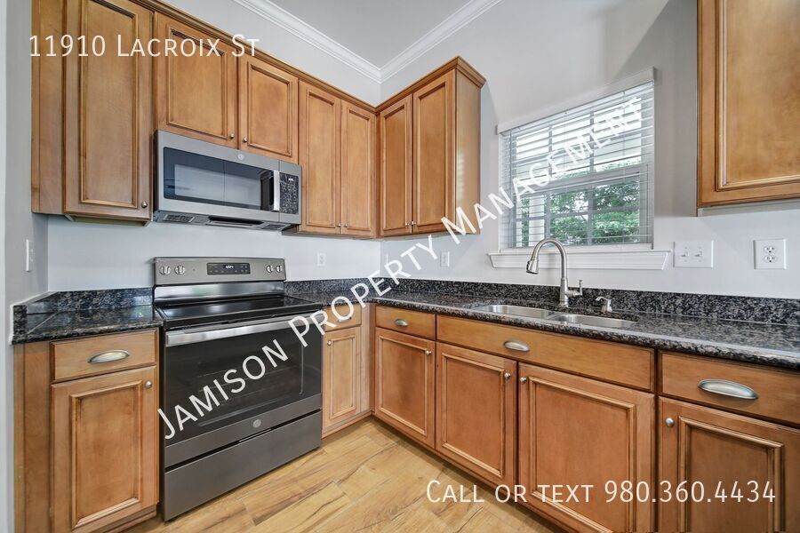 Lovely 3 bed 2.5 bath with loft Condo in Ballantyne area! property image