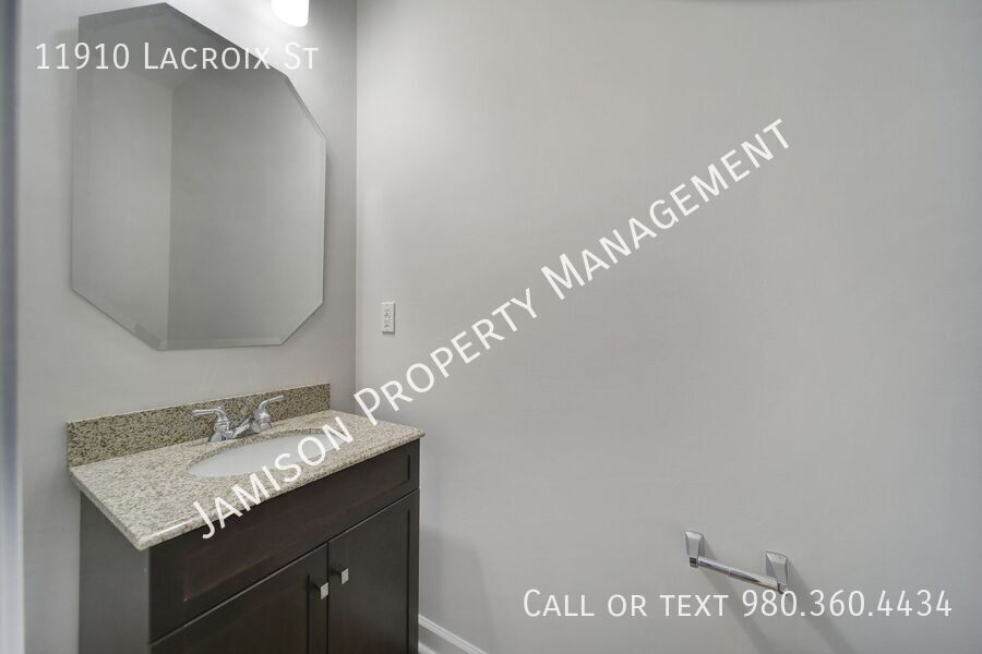 Lovely 3 bed 2.5 bath with loft Condo in Ballantyne area! property image