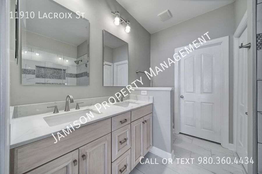 Lovely 3 bed 2.5 bath with loft Condo in Ballantyne area! property image