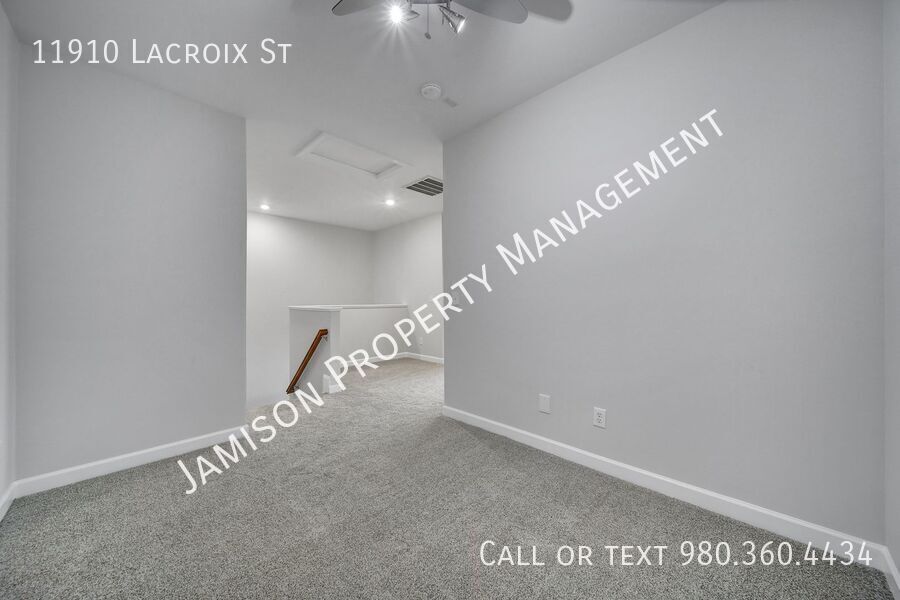 Lovely 3 bed 2.5 bath with loft Condo in Ballantyne area! property image