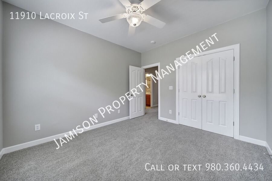 Lovely 3 bed 2.5 bath with loft Condo in Ballantyne area! property image