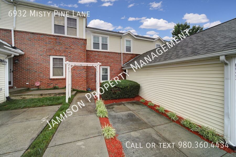 Lovely 2 Bed 2.5 bath Townhome in Steele Creek Area of Charlotte! property image