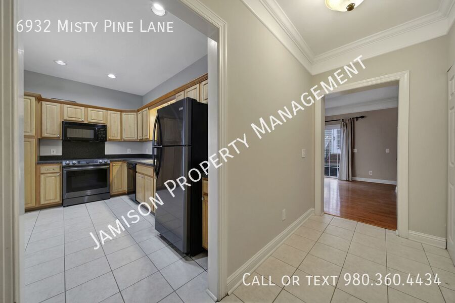 Lovely 2 Bed 2.5 bath Townhome in Steele Creek Area of Charlotte! property image