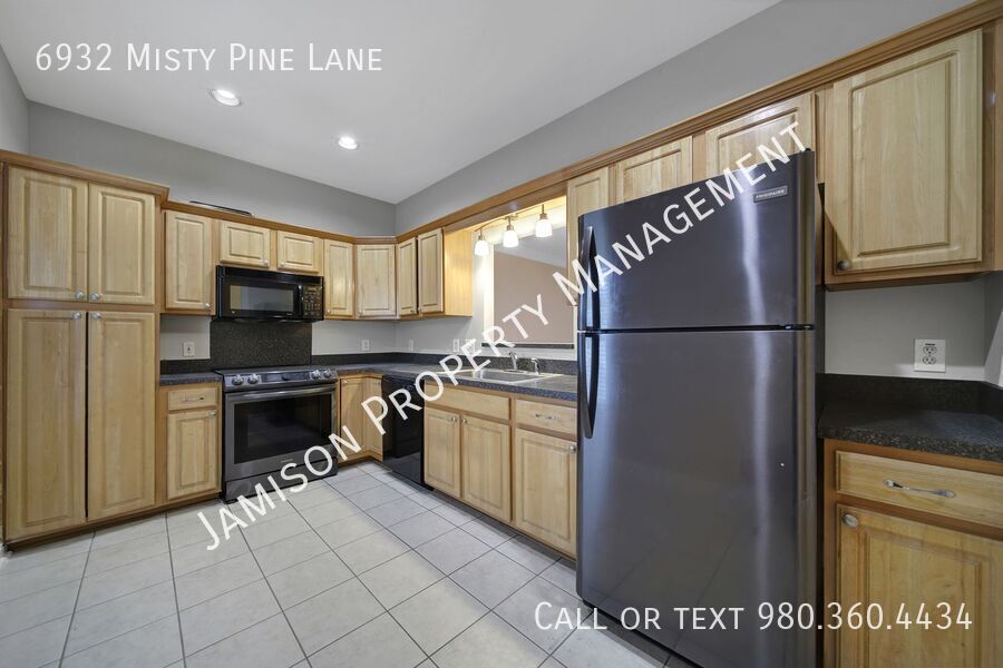 Lovely 2 Bed 2.5 bath Townhome in Steele Creek Area of Charlotte! property image