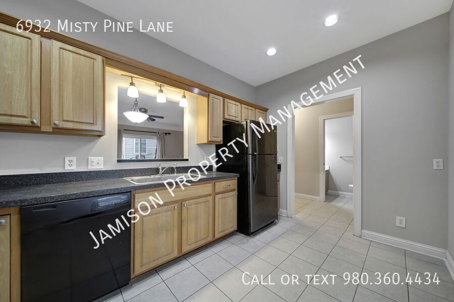 Lovely 2 Bed 2.5 bath Townhome in Steele Creek Area of Charlotte! property image