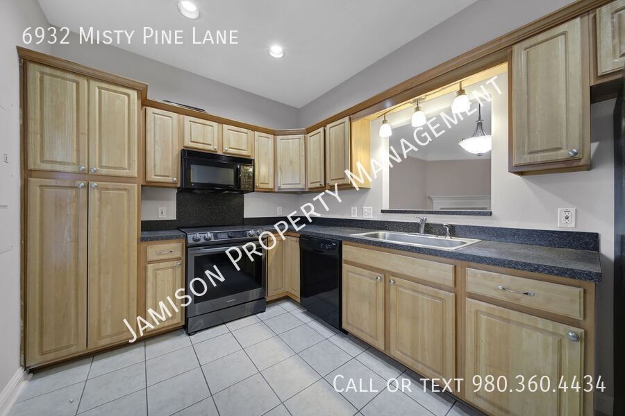 Lovely 2 Bed 2.5 bath Townhome in Steele Creek Area of Charlotte! property image