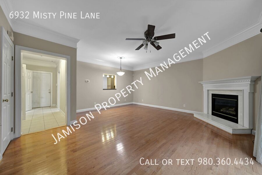 Lovely 2 Bed 2.5 bath Townhome in Steele Creek Area of Charlotte! property image