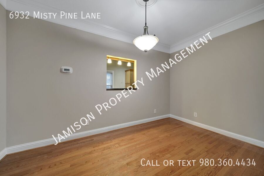Lovely 2 Bed 2.5 bath Townhome in Steele Creek Area of Charlotte! property image