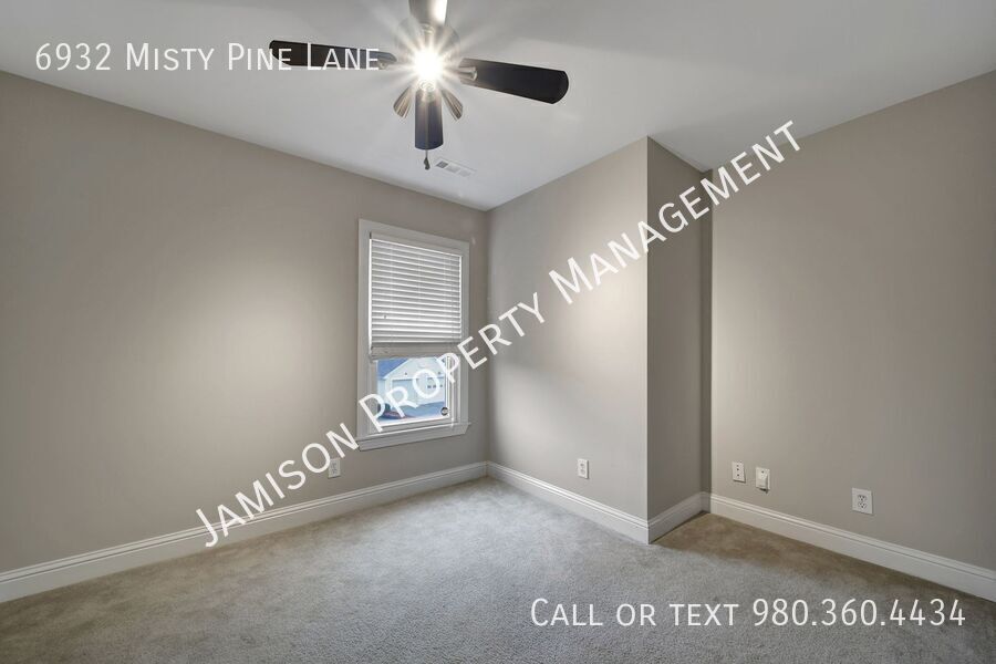Lovely 2 Bed 2.5 bath Townhome in Steele Creek Area of Charlotte! property image