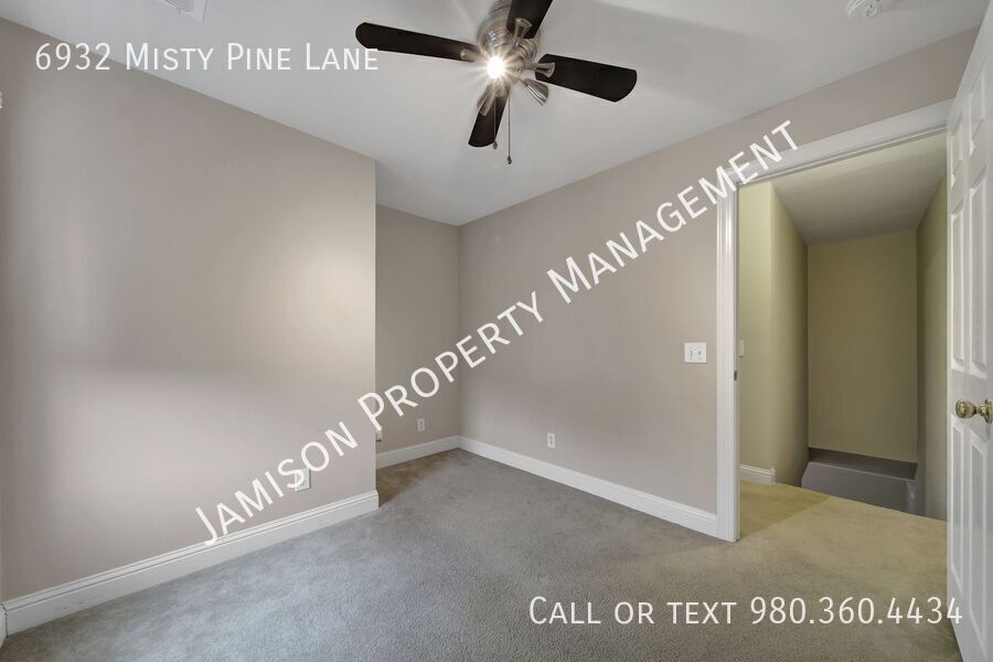 Lovely 2 Bed 2.5 bath Townhome in Steele Creek Area of Charlotte! property image