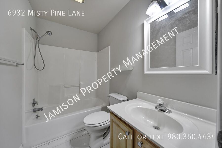Lovely 2 Bed 2.5 bath Townhome in Steele Creek Area of Charlotte! property image