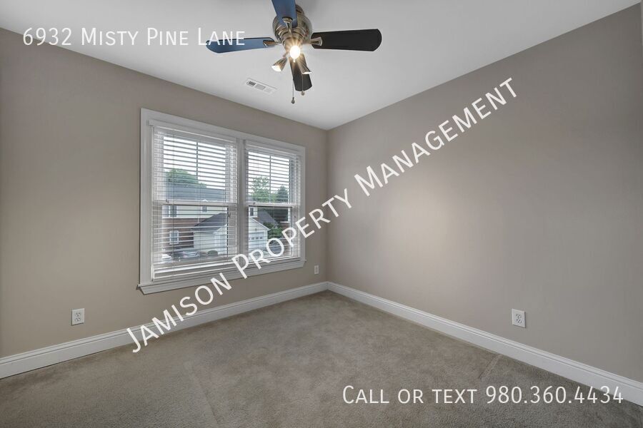 Lovely 2 Bed 2.5 bath Townhome in Steele Creek Area of Charlotte! property image