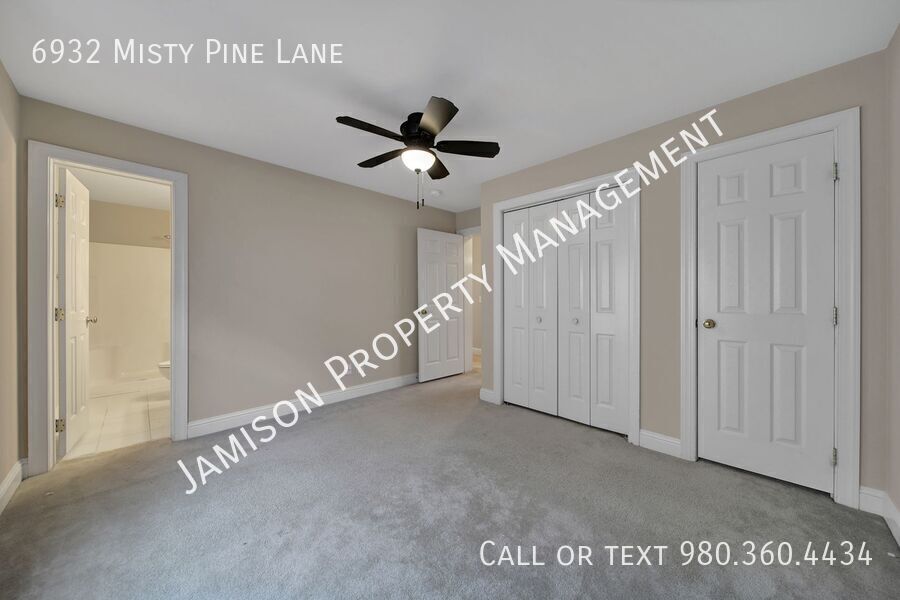 Lovely 2 Bed 2.5 bath Townhome in Steele Creek Area of Charlotte! property image
