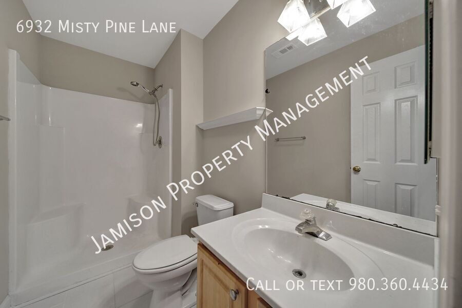 Lovely 2 Bed 2.5 bath Townhome in Steele Creek Area of Charlotte! property image