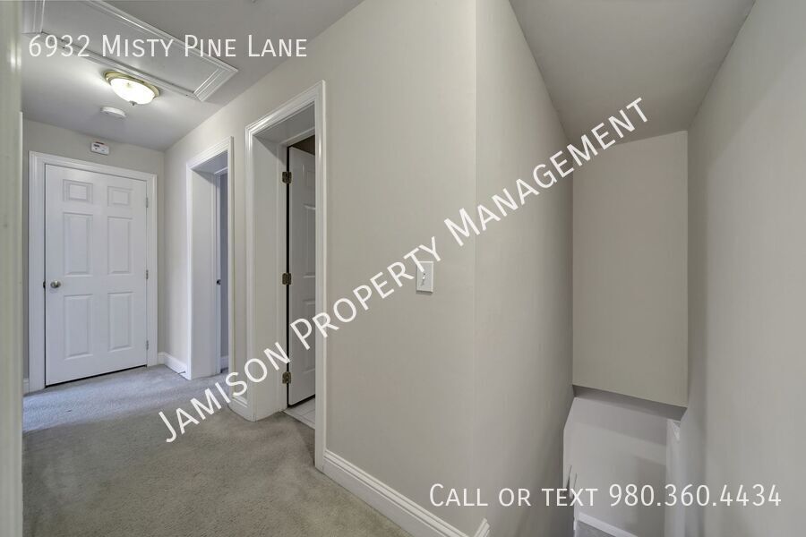 Lovely 2 Bed 2.5 bath Townhome in Steele Creek Area of Charlotte! property image