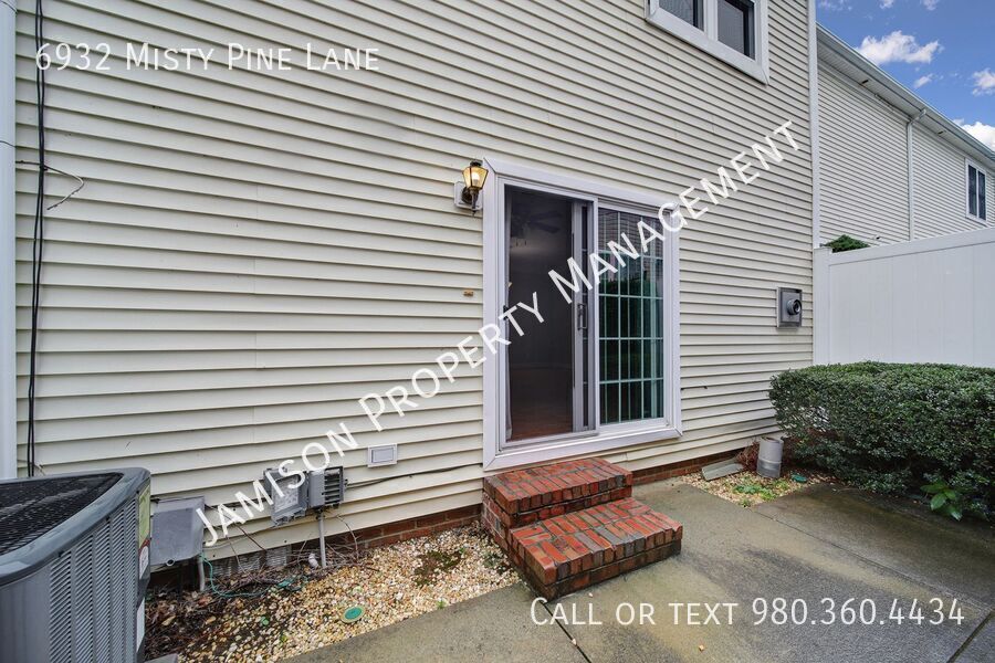 Lovely 2 Bed 2.5 bath Townhome in Steele Creek Area of Charlotte! property image