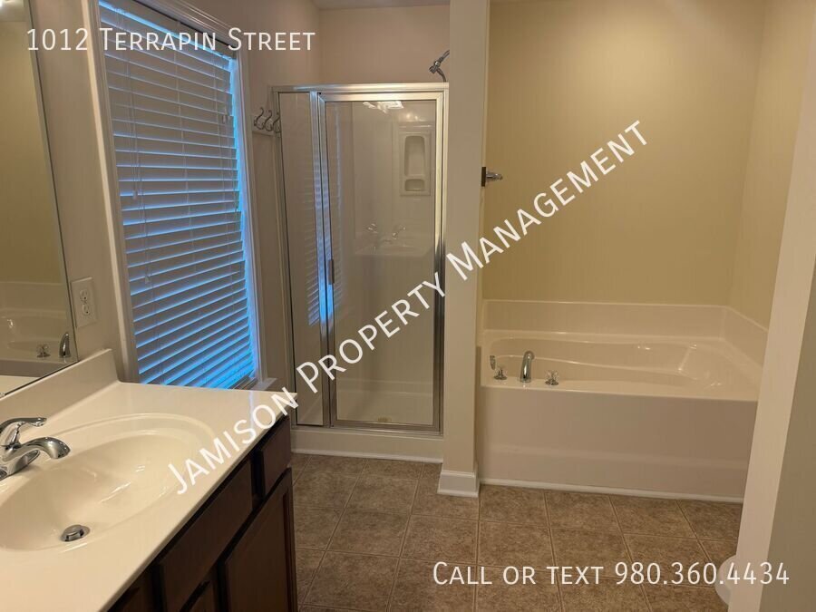 Lovely 5 Bed 3.5 Bath Home in Indian Trail with Brand New Carpet Floors! property image