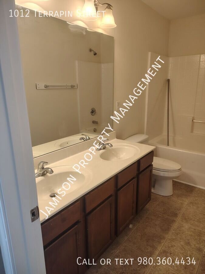 Lovely 5 Bed 3.5 Bath Home in Indian Trail with Brand New Carpet Floors! property image